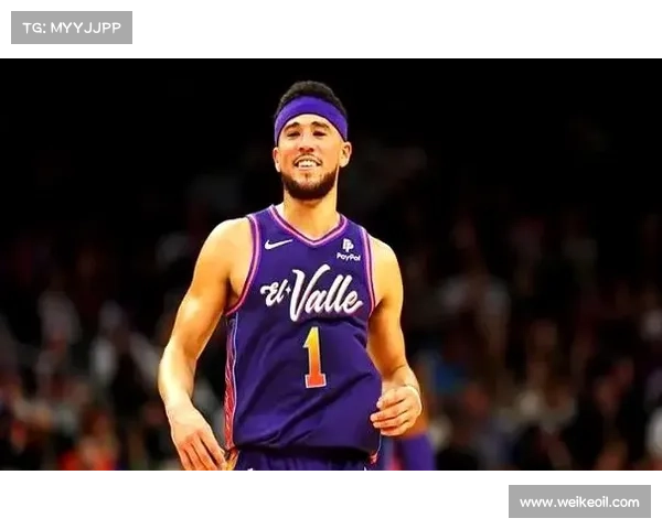 布克在场上角色演变与球队战术中的关键作用分析